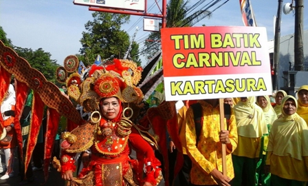 Peserta pawai taaruf Semarak Musyawarah Daerah Muhammadiyah dan Aisyiyah Sukoharjo mengenakan seragam batik carnival, Sabtu (9/4/2016). (Trianto Hery Suryono/JIBI/Solopos)