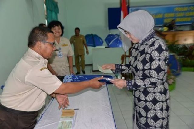Pegawai pemungut pajak Kota Madiun menerima pembayaran PBB dari wajib pajak. (Istimewa)
