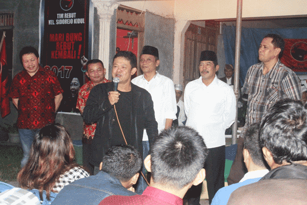 Para bakal calon wali kota dan wakil wali kota Salatiga dari PDI
Perjuangan saat diperkenalkan kepada masyarakat di Dusun Klumpit, Desa
Sidoarjo, Kecamatan Tingkir, Salatiga, Kamis (7/4/2016) malam. Dari
kiri ke kanan, Dance Ishak Palit, M. Kemat, Teddy Sulistio (depan).
Bambang Wiryawan, Suniprat dan Joko Sambodo. (Imam Yuda
Saputra/JIBI/Semarangpos.com)