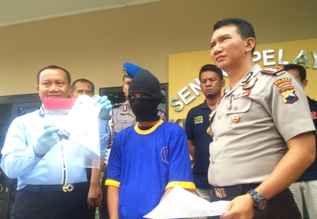 Kapolres Sukoharjo, AKBP Andy Rifai (tengah) menunjukkan tersangka penusukan, Rulianto, 25, warga Kelurahan Semanggi, Kecamatan Pasar Kliwon, Solo saat ekspose di Mapolres Sukoharjo. (Trianto Hery Suryono/JIBI/Solopos)