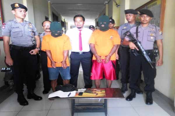 Polisi saat merilis dua pelaku tindak pidana curas dan judi togel di Mapolres Gunungkidul. Senin (11/4/2016). (David Kurniawan/JIBI/Harian Jogja)