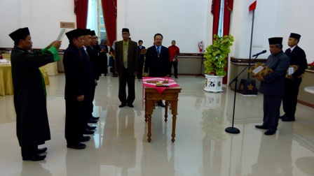 Bupati Seno Samodro melantik tiga direksi Perusahaan Umum Daerah Air Minum (PUDAM) Boyolali, di Kantor Bupati Boyolali, Jumat (1/4). Cahyo Sumarso kembali terpilih sebagai Direktur Utama (Dirut) PUDAM Boyolali. (Hijriyah Al Wakhidah/JIBI/Solopos)