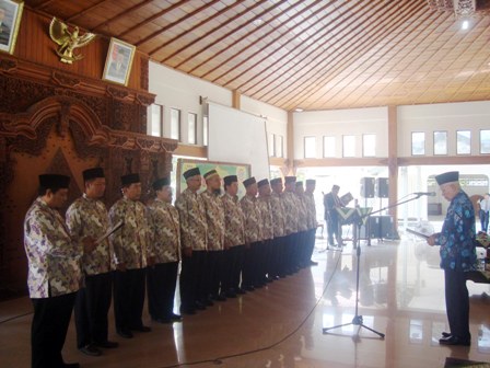 Ketua PDM Sragen Abdullah Affandi (kiri) membaca naskah pelantikan yang ditirukan para pengurus PDM yang disaksikan ratusan orang warga Muhammadiyah di Pendapa Sumonegaran Sragen, Sabtu (2/4/2016). (Tri Rahayu/JIBI/Solopos)