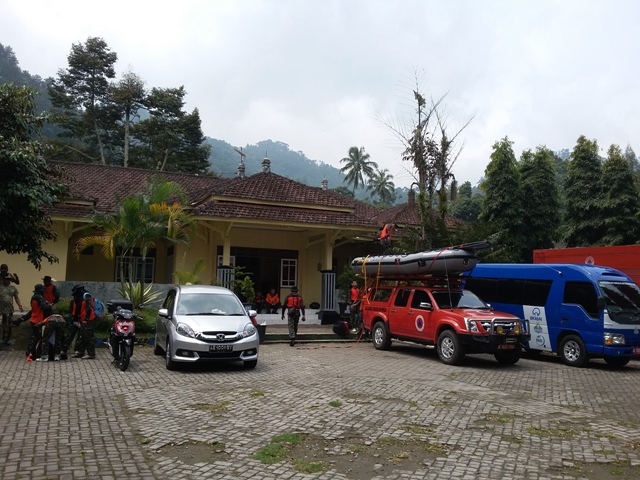 sukarelawan menyiapkan peralatan penanggulangan bencana untuk latihan dasar SAR di Telaga Ngebel, Selasa (26/4/2016). (Abdul Jalil/JIBI/Madiunpos.com)