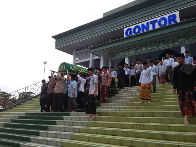 Para pelayat mengiringi jenazah Siti Aminah Sahal yang merupakan anak ketujuh pendiri Pondok Modern Gontor, K.H. Ahmad Sahal, di kompleks Pondok Modern Gontor, Ponorogo, Kamis (14/4/2016). (Abdul Jalil/JIBI/Madiunpos.com)
