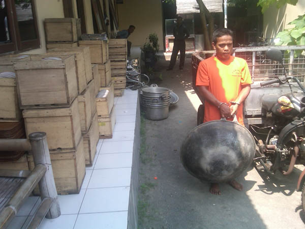 Sejumlah barang bukti berupa piring dan peralatan masak berikut tersangka diamankan di Mapolsek Gamping, Senin (25/4/2016). (Sunartono/JIBI/Harian Jogja)