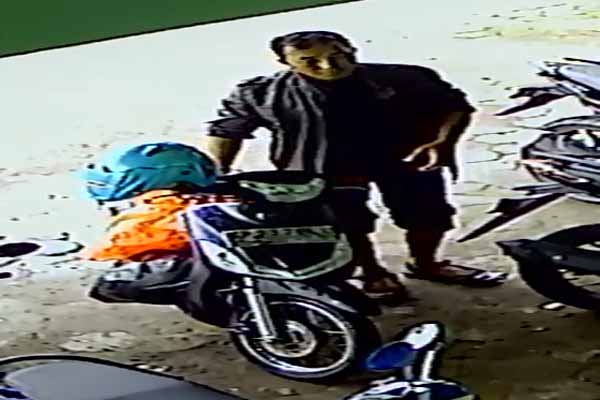 Pencurian helm yang terekam CCTV (JIBI/Harian Jogja/Ist)