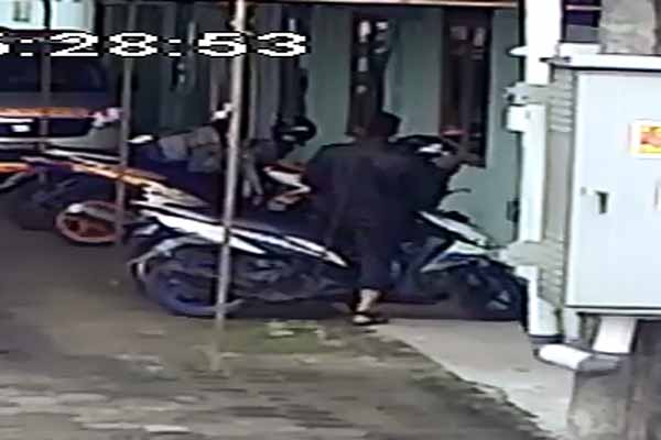 Pencurian helm yang terekam CCTV (JIBI/Harian Jogja/Ist)
