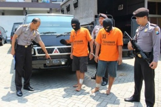 Polisi Trenggalek memperlihatkan dua tersangka yang telah ditangkap dalam kasus curanmor. (tribatanewsjatim.com)