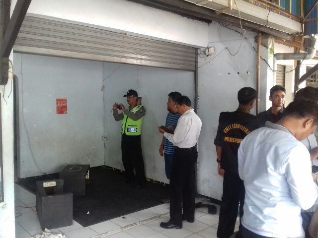 Petugas dari Polres Ponorogo melakukan olah tempat kejadian perkara (TKP) di tempat bermain PS di Jl. Arif Rahman Hakim Kelurahan Keniten, Ponorgo, yang dibobol maling. (Istimewa)