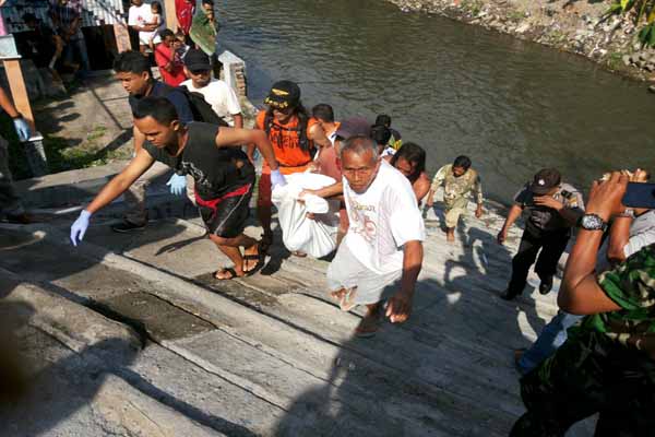 g@harianjogja.com) Warga dan Polsek Ngampilan mengevakuasi jenazah Sulastri (JIBI/Harian Jogja/Ist)