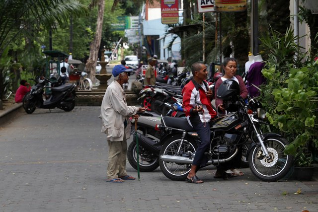 Pengemis meminta uang kepada warga saat berjalan di kawasan citywalk, Jl. Kapten Mulyadi, Pasar Kliwon, Solo, Senin (25/4/2016)(Ivanovich Aldino/JIBI/Solopos)