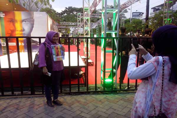 FILM TERBARU : Berkat Cerita Mistis, Ailsa dan Mutia Bisa Nonton Cinta dan Rangga Film terbaru AADC 2 dinanti-nanti. Harianjogja.com, JOGJA-Berawal dari mengirimkan cerita mistis, sepasang teman asal Kotagede Jogja, Ailsa, 19, dan Mutia, 20, akhirnya menang kuis AADC 2. Sebagai hadiahnya, mereka pun bisa menyaksikan Redcarpet AADC 2 di halaman XXI Empire Urip Sumoharjo, Sabtu (23/4/2016) petang. Ailsa menjelaskan, untuk bisa menyaksikan Redcarpet dalam rangkaian Gala Premier AADC 2 tersebut, peserta diwajibkan menjawab pertanyaan yang tertera dalam media sosial Line AADC 2. Pertanyaannya yaitu mengapa kamu harus ada di Redcarpet AADC 2. Ailsa dan Mutia yang bergabung dalam satu kelompok pun menceritakan kisah misteri mereka. "Dulu pas lihat sinetronnya AADC 1, lihat ada bayangan hitam rambut panjang di tembok. Padahal orang rumah nggak ada yang rambut panjang. Saking asiknya lihat Rangga sama Cinta di tv jadi enggak nggubris penampakan itu," kata Ailsa. Berkat cerita itu pun mereka terpilih oleh panitia menjadi penonton Redcarpet AADC 2, Sabtu petang. "Berharap banget bisa lihat pemainnya. Pengen tahu banget cerita kelanjutannya seperti apa," kata dia