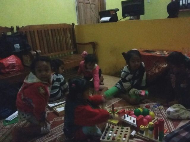 Anak-anak Desa Talun, Kecamatan Ngebel, Ponorogo, bermain di tempat pengungsian di balai desa setempat, Senin (18/4/2016) malam. (Abdul Jalil/JIBI/Madiunpos.com)