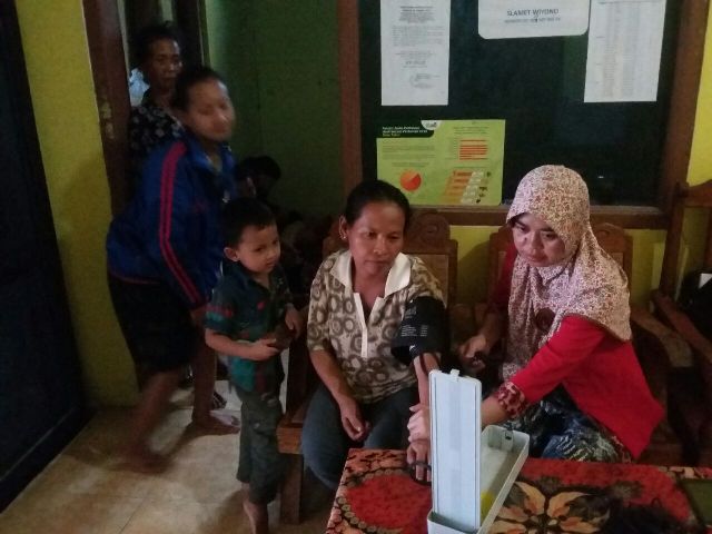 Petugas kesehatan memeriksa tensi salah seorang warga di tempat pengungsian di Balai Desa Talun, Kecamatan Ngebel, Ponorogo, Senin (18/4/2016) sore. (Abdul Jalil/JIBI/Madiunpos.com)