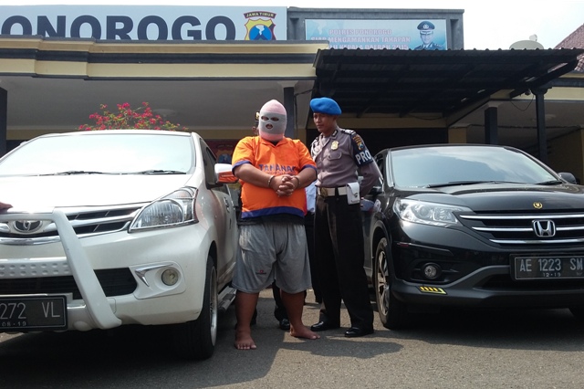 Pelaku penipuan bermodus investasi Giri Sembodo dan dua barang bukti yaitu mobil Honda CRV dan mobil Toyota Avanza saat ditunjukkan kepada wartawan di Mapolres Ponorogo, Jumat (29/4/2016). (Abdul Jalil/JIBI/Madiunpos.com)