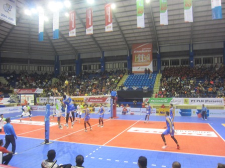 Aksi pemain Palembang Bank Sumselbabel (kostum biru) ketika melawan Jakarta Pertamina Energi di GOR C-Tra Arena, Bandung, Jumat (29/4/2016). (Hanifah Kusumastuti/JIBI/Solopos)