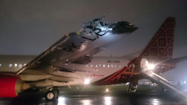 Pesawat Batik Air yang mengalami tabrakan dengan pesawat Transnusa di Bandara Halim Perdanakusuma, Senin (4/4/21016) malam. (Istimewa/Twitter)