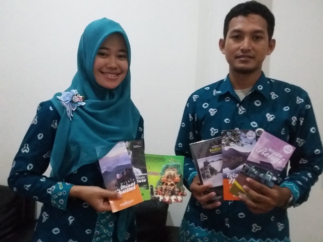 Petugas ITC memperlihatkan brosur berisi objek wisata di Ponorogo, Kamis (7/4/2016). (Abdul Jalil/JIBI/Madiunpos.com)