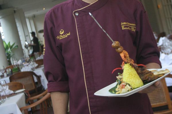 Executive Chef The Phoenix Hotel Yogyakarta Iwan Darmawan menunjukkan menu promo April 2016 Surf and Turf, Jumat (8/4/2016). (Istimewa)