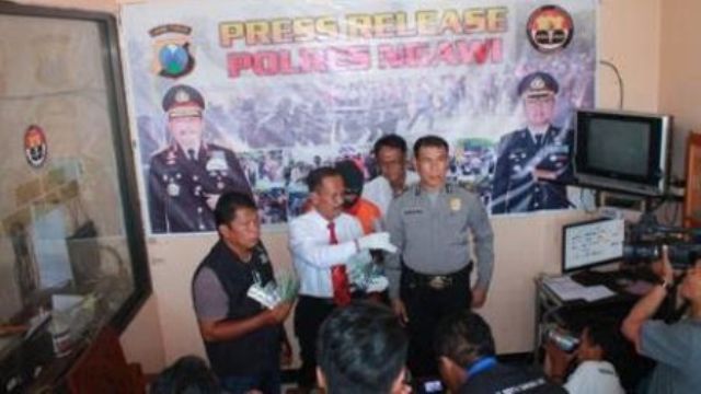 Polisi menunjukkan AF alias Ceper yang merupakan tersangka dalam kasus peredaran pil koplo di wilayah Mantingan, Ngawi. (tribatanewsjatim.com)