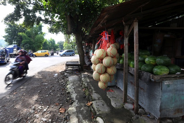 Aktivitas pedagang kaki lima (PKL) berjualan di kawasan Setabelan, Banjarsari, Solo, Kamis (7/4/2016). (Ivanovich Aldino/JIBI/Solopos)