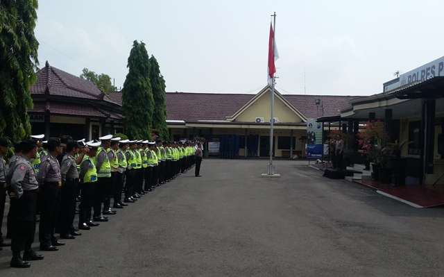 Ratusan polisi mengikuti persiapan pengamanan peringatan May Day di Ponorogo di halaman Mapolres Ponorogo, Jumat (29/4/2016). (Abdul Jalil/JIBI/Madiunpos.com)