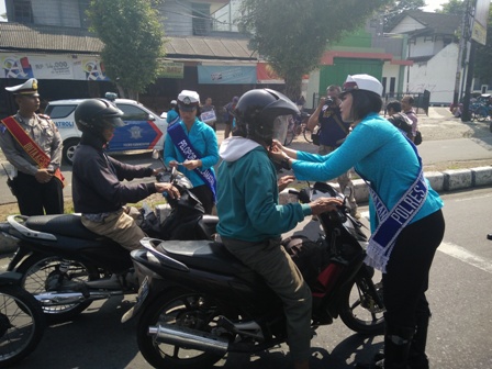 Wanita Polisi yang akrab disapa Polwan Satuan Lalu Lintas Polres
Karanganyar mengenakan baju kebaya saat mengatur lalu lintas dan
mengampanyekan keselamatan berlalu lintas di perempatan depan Mapolres
Karanganyar, Rabu (20/4/2016). (Sri Sumi Handayani/JIBI/Solopos)