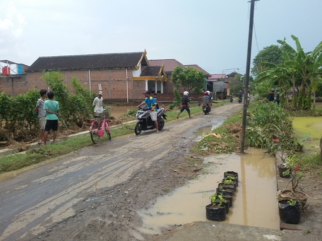 Warga mengamati genangan air di Desa Pakunden, Kecamatan Ponorogo, Rabu (13/4/2016). (Abdul Jalil/JIBI/Madiunpos.com)