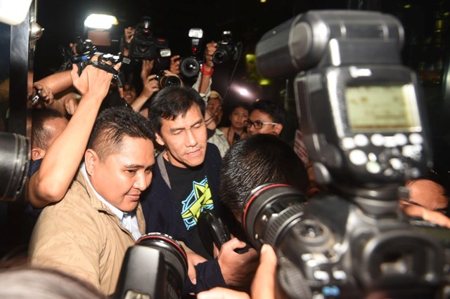 Tersangka kasus suap DPRD DKI Jakarta Ariesman Widjaja (tengah) tiba di Gedung KPK untuk menyerahkan diri di Jakarta, Jumat (1/4/2016). Presdir PT Agung Podomoro Land itu menyerahkan diri setelah ditetapkan menjadi tersangka oleh KPK dalam kasus suap kepada anggota DPRD DKI Jakarta M Sanusi yang diamankan dalam operasi tangkap tangan (OTT) beserta barang bukti uang suap Rp1,140 miliar terkait reklamasi pesisir utara Jakarta dan Raperda Rencana Tata Ruang Kawasan Strategis. (JIBI/Solopos/Antara/Akbar Nugroho Gumay)