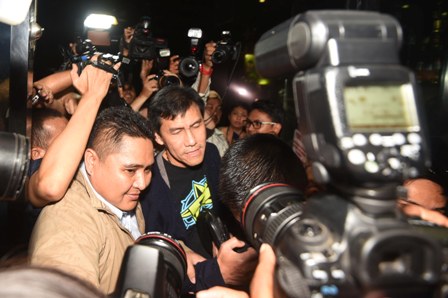 Tersangka kasus suap DPRD DKI Jakarta Ariesman Widjaja (tengah) tiba di Gedung KPK untuk menyerahkan diri di Jakarta, Jumat (1/4/2016). Presdir PT Agung Podomoro Land itu menyerahkan diri setelah ditetapkan menjadi tersangka oleh KPK dalam kasus suap kepada anggota DPRD DKI Jakarta M Sanusi yang diamankan dalam operasi tangkap tangan (OTT) beserta barang bukti uang suap Rp1,140 miliar terkait reklamasi pesisir utara Jakarta dan Raperda Rencana Tata Ruang Kawasan Strategis. (JIBI/Antara Foto/Akbar Nugroho Gumay)
