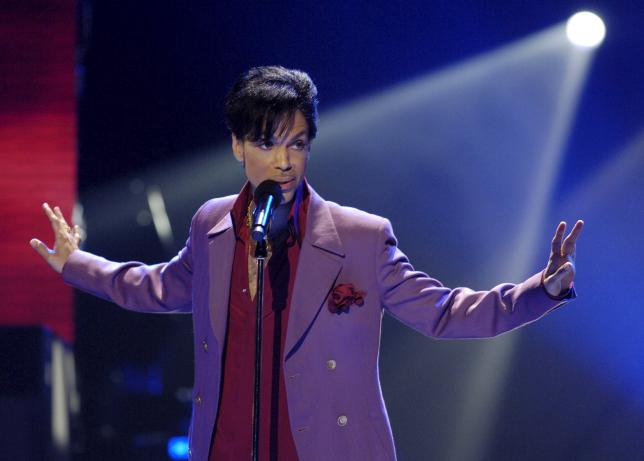 Prince tampil sebagai bintang tamu dalam final American Idol di The Kodak Theater in Hollywood, California in 24 Mei 2006. (JIBI/Solopos/Reuters/Chris Pizzello}