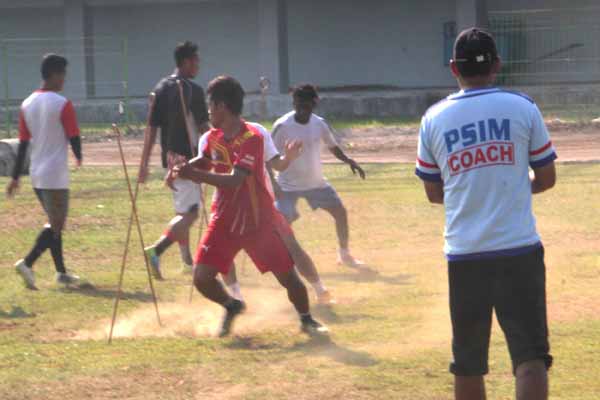 Pemain PSIM Jogja saat mengikuti sesi latihan fisik ringan di Stadion Mandala Krida, Rabu (27/4/2016) pagi. (Arief Junianto/JIBI/Harian Jogja)