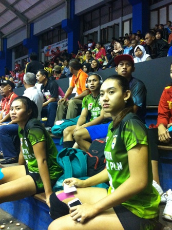 Pemain Jakarta Elektrik PLN, Pungku Afriecia (depan), dan Aprilia S. Manganang (mengenakan head set), menunggu giliran timnya tampil pada Final Four Seri I Pertamina Proliga 2016 di GOR C-Tra Arena, Bandung, Jumat (29/4). Kedua pemain ini baru saja merayakan ulang tahun. (Hanifah Kusumastuti/JIBI/Solopos)