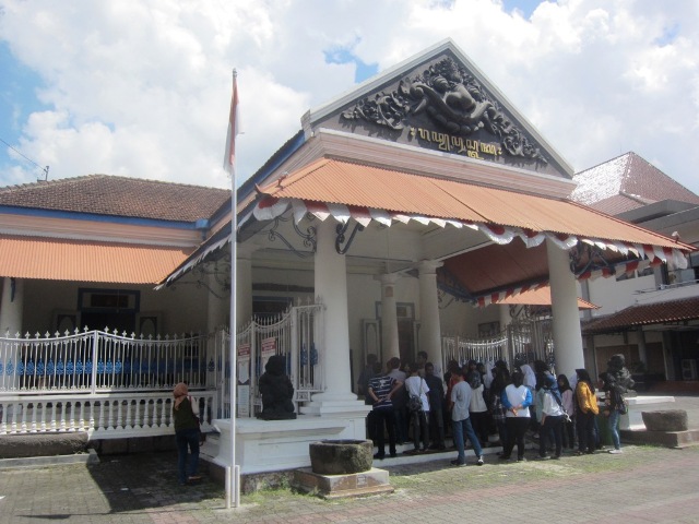 Rombongan siswa dari SMAN 3 Purwokerto mengunjungi Museum Radya Pustaka, Sabtu (16/4/2016). Kunjungan tersebut terkait pendalaman mata pelajaran sejarah di kalangan siswa. (Chrisna Chanis Cara/JIBI/Solopos)
