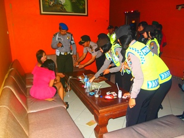 Petugas Polres Magetan melakukan razia di sejumlah kafe dan hotel di Magetan, Sabtu (9/4/2016) malam. (polresmagetan.com)