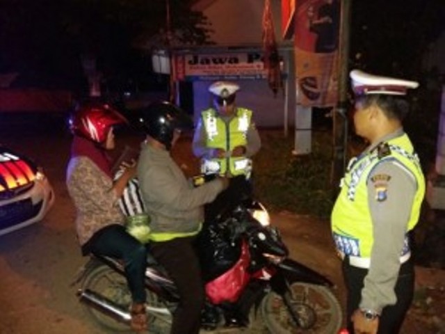 Petugas dari Polres Pacitan melakukan razia di sejumlah jalan di Pacitan setelah adanya laporan kehilangan sepeda motor, Rabu (20/4/2016). (polrespacitan.com)