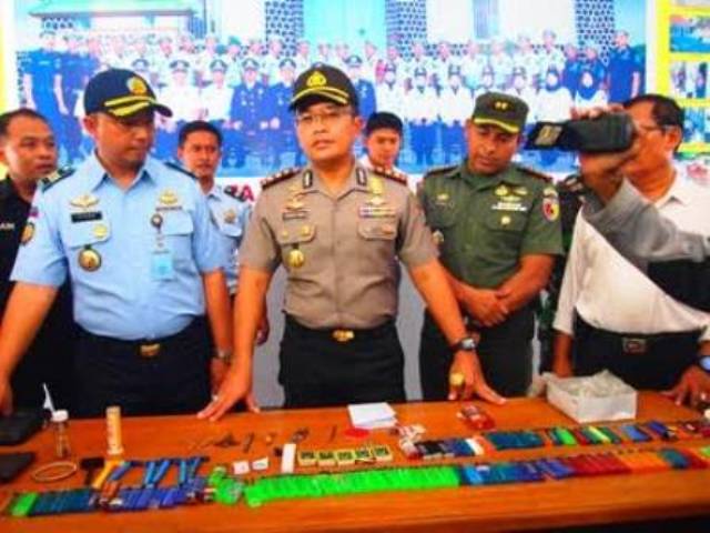 Petugas menunjukkan puluhan barang berbahaya yang ditemukan di dalam Rutan Kelas IIB Magetan saat dilakukan razia, Senin (4/4/2016). (tribatanewsjatim.com)