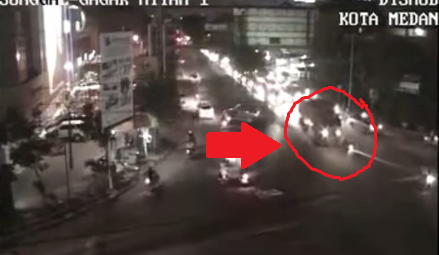 Rekaman CCTV memperlihatkan detik-detik Sibarani bersaudara dilindas truk. (Istimewa/Youtube)