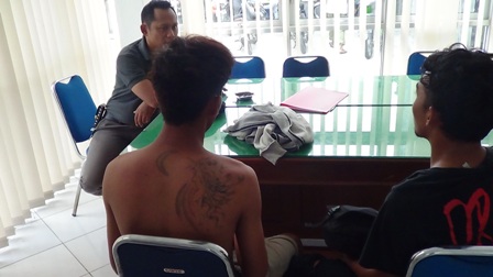 Penyidik PNS Satpol PP Boyolali membina remaja yang kedapatan mabuk-mabukan di Pendapi Gede Kabupaten Boyolali tepat di belakang Kantor Bupati Boyolali, Jumat (22/4/2016) pagi saat jam kerja. (Hijriyah Al Wakhidah/JIBI/Solopos)