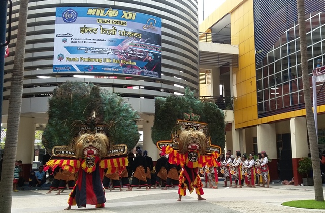 Tim reog PSRM Universitas Muhammadiyah Ponorogo (UMP) menampilkan aksinya di acara Milad ke-12 UKM PSRM di halaman UMP, Rabu (6/4/2016). (Abdul Jalil/JIBI/Madiunpos.com)