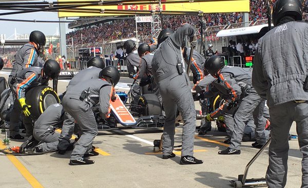 Mobil Rio Haryanto saat masuk pit stop di lap 18 GP Shanghai, Minggu (17/4/2016). (Istimewa/@ManorRacing)