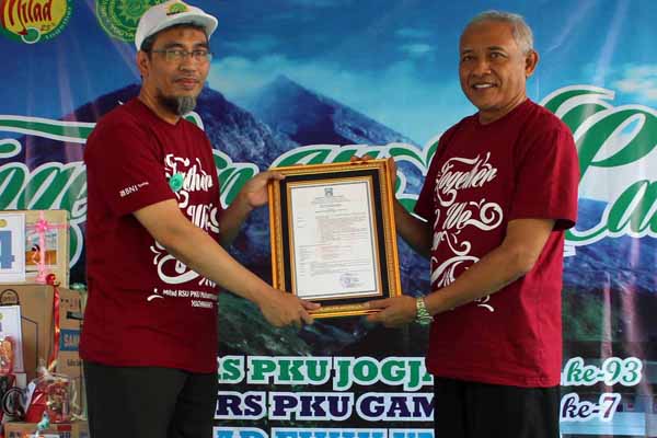 Bupati Sleman Sri Purnomo (kanan) menyerahkan plakat kepada Direktur Utama RS PKU Muhammadiyah Gamping Ahmad Faisol di RS PKU Muhammadiyah Gamping, Sleman, Minggu (10/4/2016). (Kusnul Isti Qomah/JIBI/Harian Jogja)