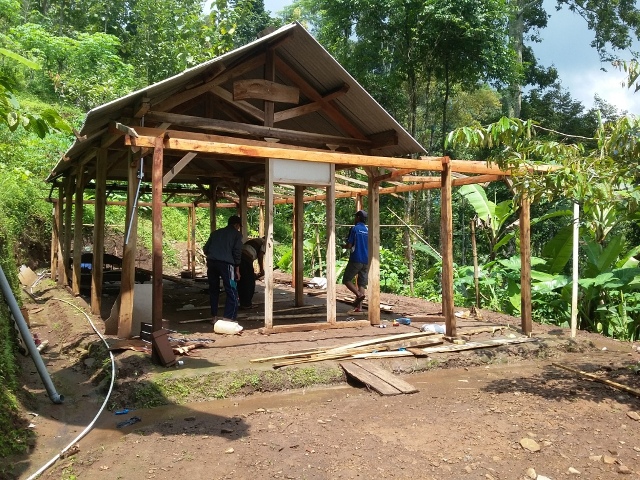 Warga membongkar rumah milik Sujar yang letaknya paling atas di Dukuh Krajan, Desa Talun, Kecamatan Ngebel, Ponorogo, Senin (18/4/2016) pagi. (Abdul Jalil/JIBI/Madiunpos.com)