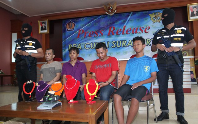 - Petugas Custom Narcotics Team kantor Bea Cukai Surakarta merilis empat tersangka pengedar narkoba jenis sabu di kantor Bea Cukai Surakarta, Colomadu, Karanganyar, Rabu (6/4/2016). (Sunaryo Haryo Bayu/JIBI/Solopos)