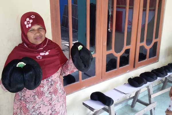Tumiyem menunjukkan sanggul buatannya, ia memproduksi sanggul di Dusun Cepoko, Trirenggo, Bantul, Rabu (30/3/2016). (Yudho Priambodo/JIBI/Harian Jogja)