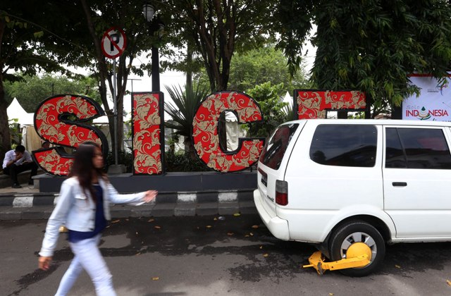 Gembok roda terpasang pada mobil milik warga yang parkir sembarang di Jl. Jendral Sudirman, Solo, Kamis (7/4/2016). (Ivanovich Aldino/JIBI/Solopos/dok)