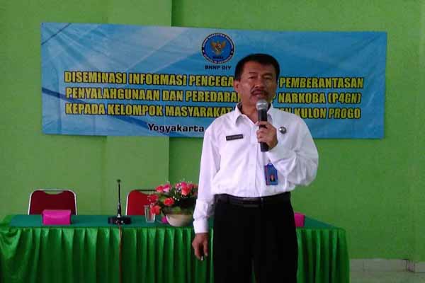 Kepala Badan Narkotika Nasional Provinsi (BNNP) DIY, Kombes Pol Soetarmono saat menjadi pemateri dalam kegiatan diseminasi informasi Pencegahan, Pemberantasan, Penyalahgunaan, dan Peredaran Gelap Narkoba (P4GN) kepada kelompok masyarakat Kulonprogo di Gedung Binangun, Wates, Kulonprogo, Rabu (20/4). Harian Jogja/(Rima Sekarani I.N.)