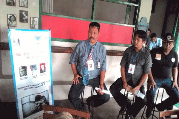 Kepala Divisi Hukum LCKI Jateng, Y. Joko Tirtono (kiri), saat melakukan jumpa pers terkait rencana LCKI menggelar seminar di Kafe Merah Putih, Salatiga, Rabu (13/4/2016). Imam Yuda Saputra/JIBI/Semarangpos.com
