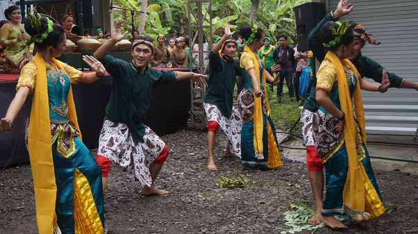 Tayup, tarian perlambang kesuburan yang ditampilkan di bagian akhir drama tari Kabut Lan Embun, di Dusun Gunung Gempal, Desa Giripeni, Wates, Kulonprogo, pada Kamis (31/3/2016). (Sekar Langit Nariswari/JIBI/Harian Jogja)